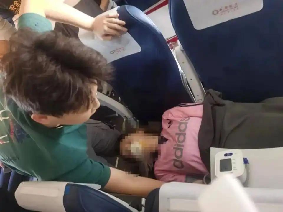 醫學生飛機上救人 被質疑有無資質
