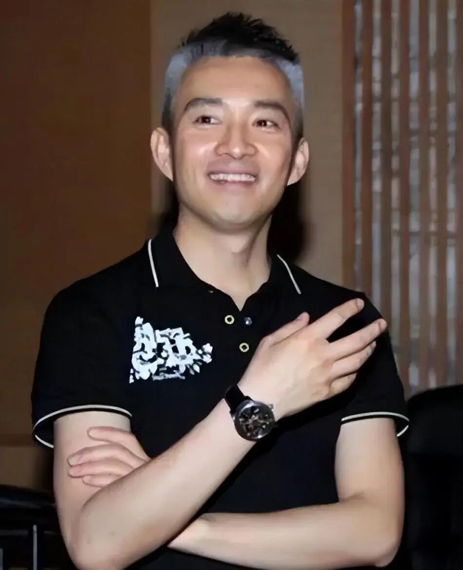 “前最帥央視主持人”復出!56歲已滿頭白發