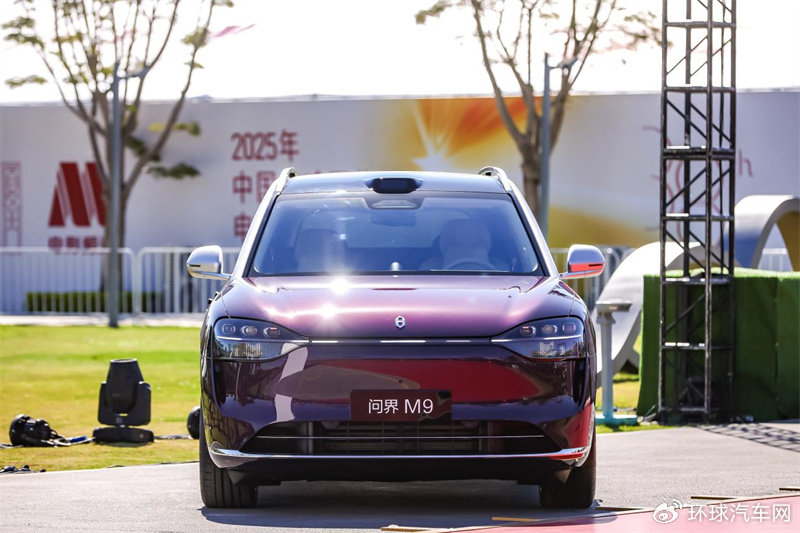 問界M9閃耀2025中國電影金雞獎頒獎典禮